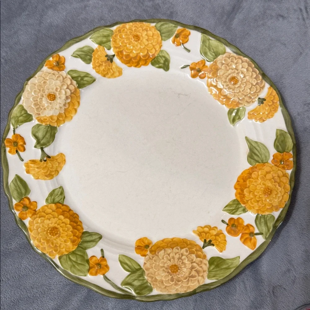Vintage Metlox Poppytrails Sculpted Zinnia #1073 Set of 2 Dinner Plates 10.5”‎